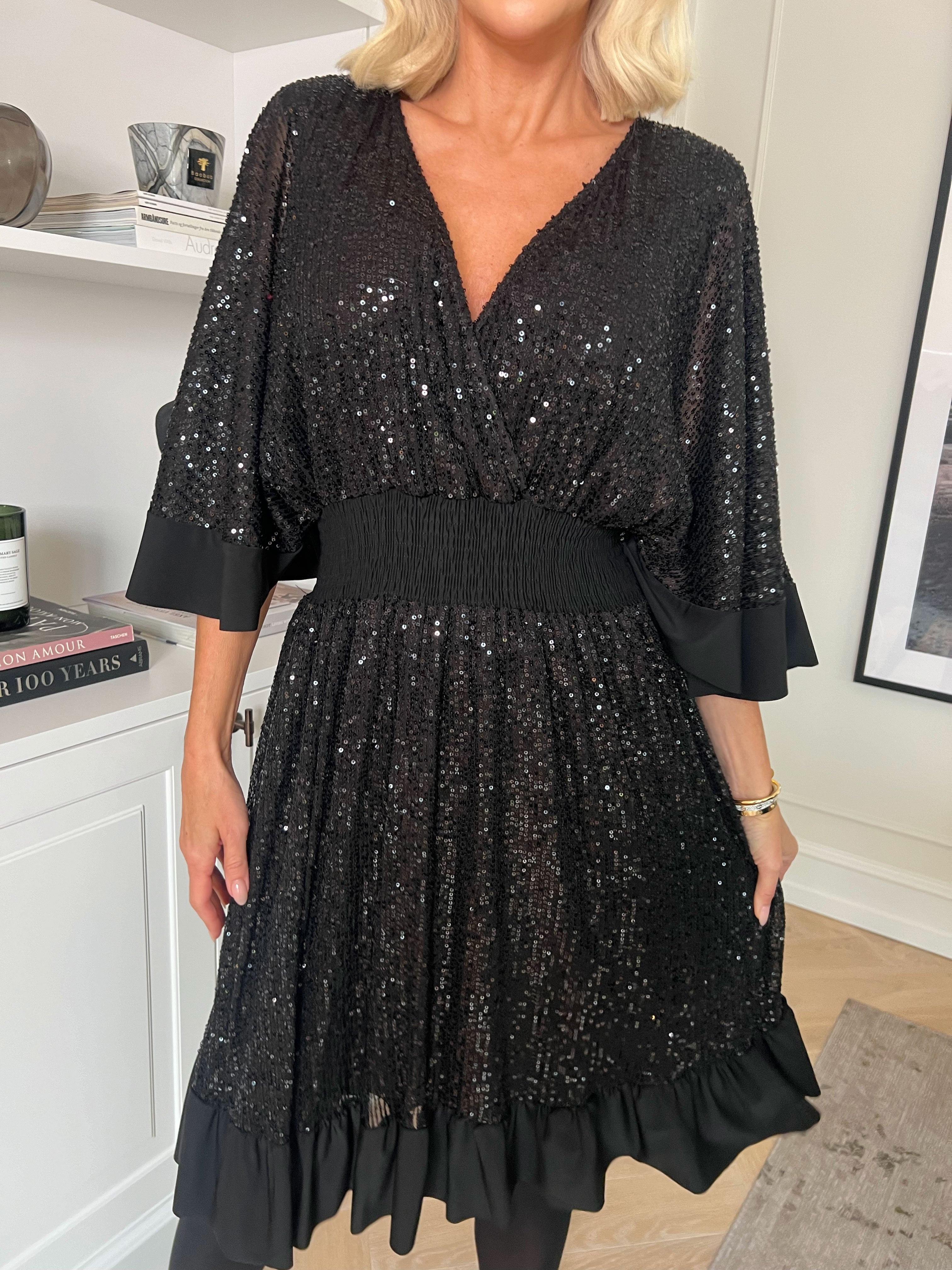 Pamela Glitter Short - Paljettklänning med volanger och smock